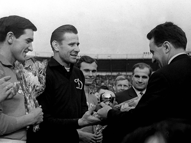 Футболист Лев Яшин получает награду