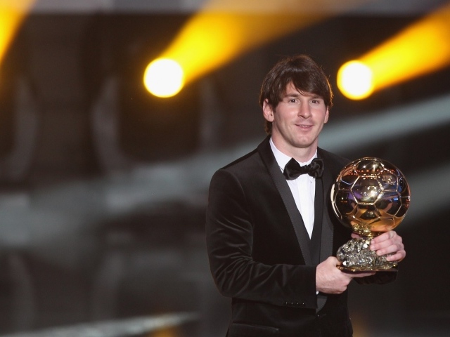 Футболист с наградой