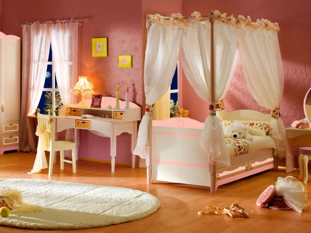 Кровать с балдахином в детской комнате