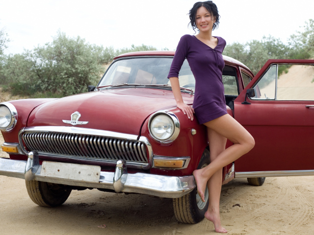 Девушка и красный автомобиль