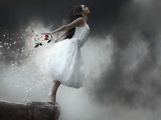 Девушка падает со скалы