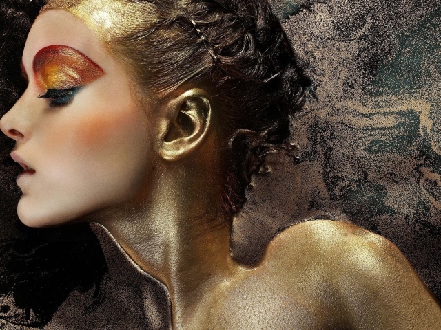 Девушка в золотой пыльце