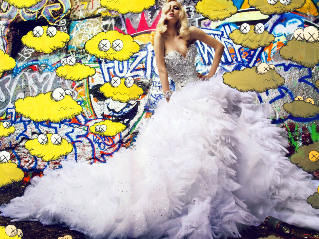 Девушка в белом платье на фоне граффити
