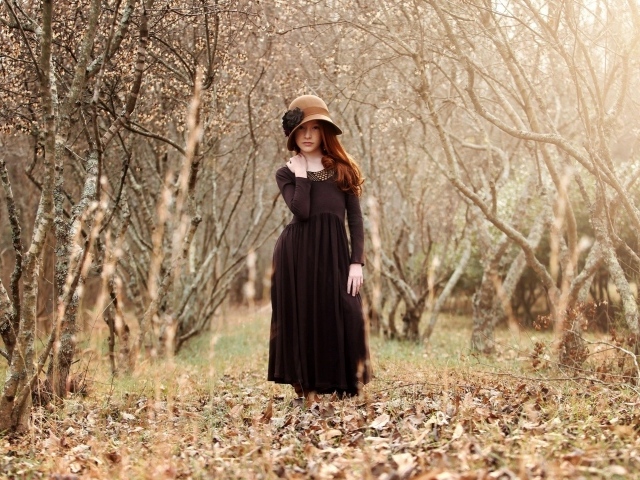 Девушка на осенней листве