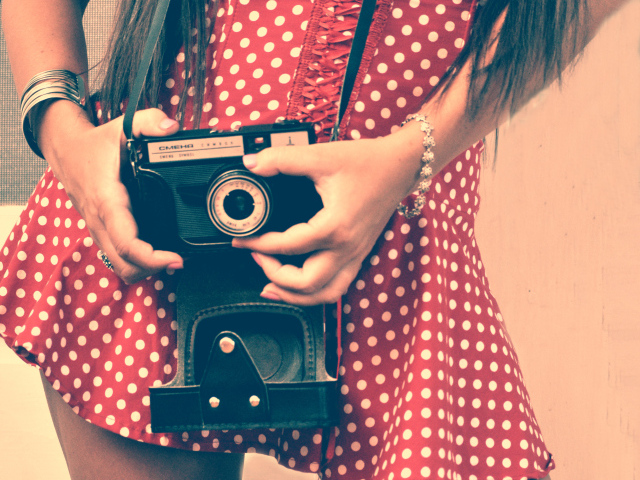 Девушка фотографирует себя