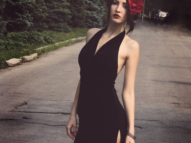 Девушка с цветком в волосах