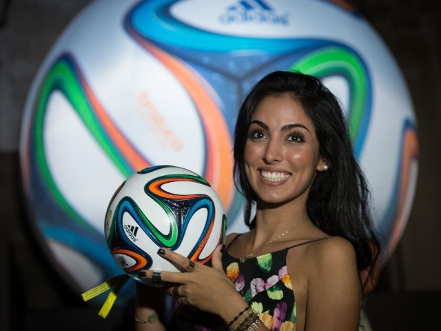 Девушка с мячом Чемпионата Мира по футболу в Бразилии 2014