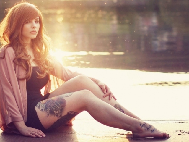 Девушка с татуировкой на ноге