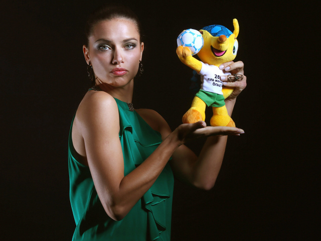 Девушка с талисманом Чемпионата Мира по футболу в Бразилии 2014