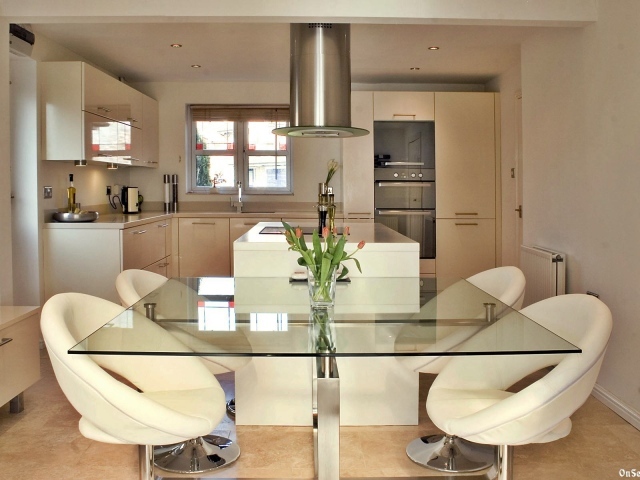 Стеклянный стол в столовой