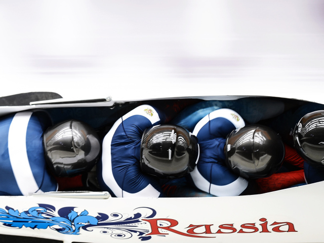 Золотая медаль российские спортсмены в дисциплине бобслей на олимпиаде в Сочи