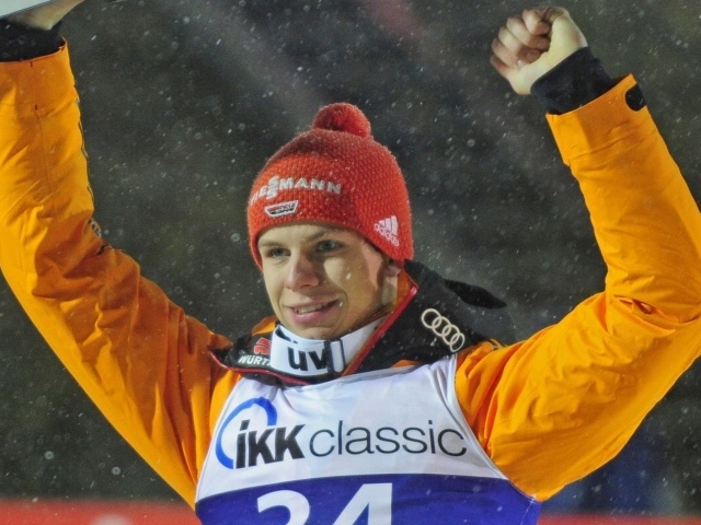 Обладатель золотой медали Андреас Веллингер в дисциплине прыжки на лыжах с трамплина из Германии