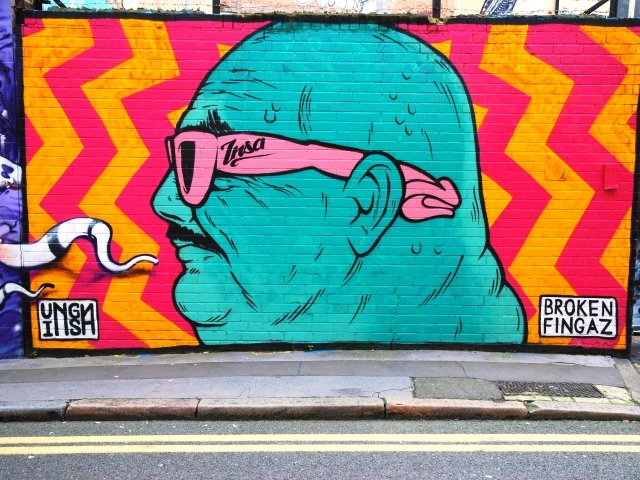 Граффити, синий человек в розовых очках