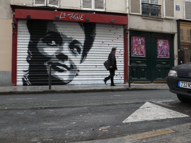 Граффити с улыбающимся человеком