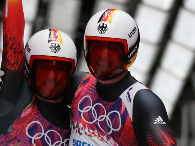 Обладатели золотых медалей в санном спорте Тобиас Арльт и Тобиас Вендль из Германии