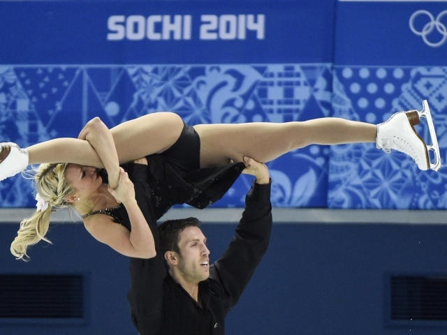 Обладатели серебряных медалей в дисциплине фигурное катание на коньках Дилан Москович и Кирстен Мур-Тауэрс из Канады