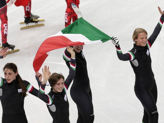 Обладательница бронзовой медали итальянская шорт-трекистка Мартина Вальчепина на олимпиаде в Сочи