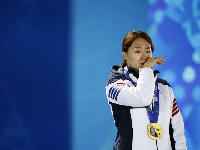 Корейская конькобежка Санг-Хва Ли обладательница золотой медали
