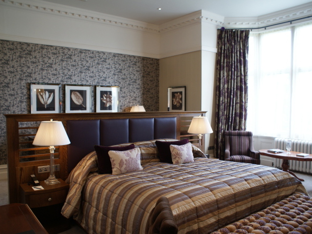 Большая кровать с кожаной спинкой