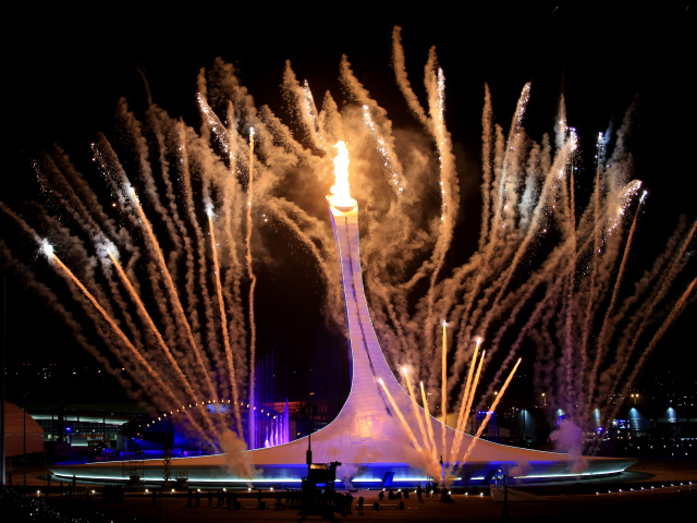 Зажжение олимпийского огня на открытии Олимпиады в Сочи