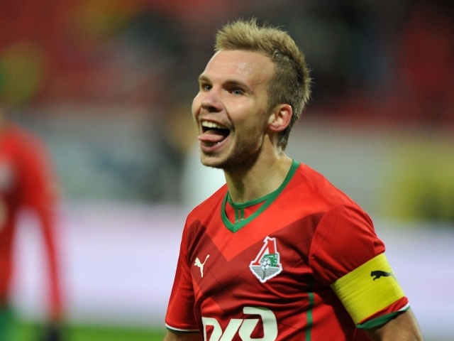 Защитник Локомотива Роман Шишкин на поле