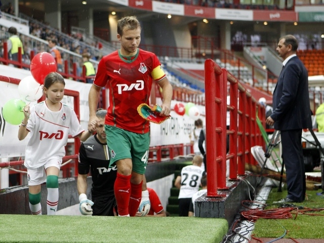 Защитник Локомотива Роман Шишкин выходит на поле