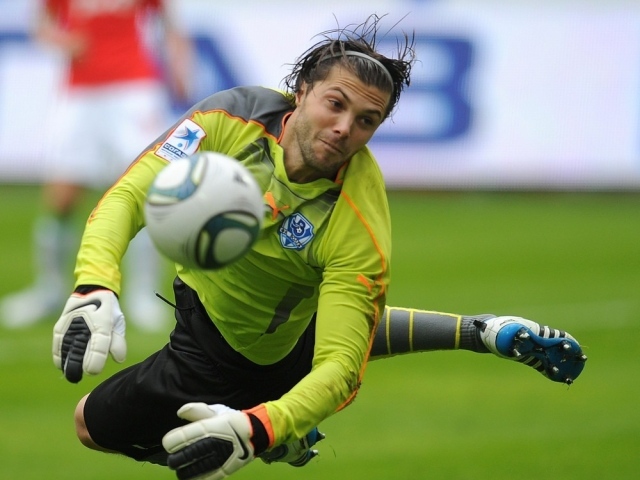 Вратарь Локомотива Илья Абаев ловит мяч