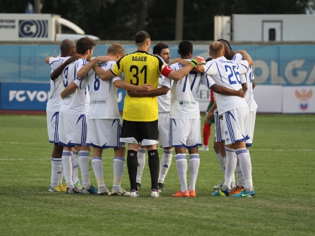 Вратарь Локомотива Илья Абаев с командой