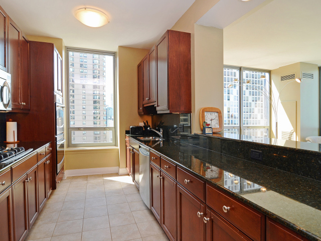 Длинная коричневая кухня