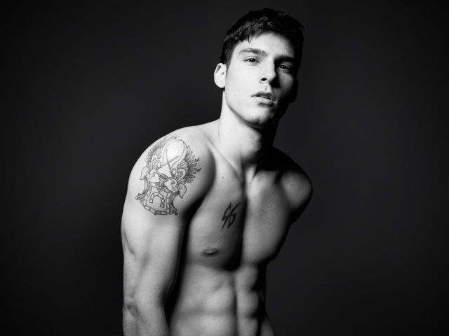Мужчина с татуировками