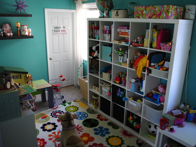 Много игрушек в детской комнате