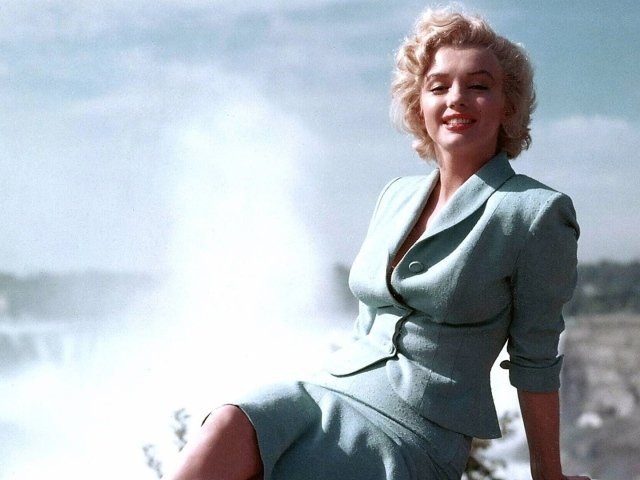 Мэрилин Монро в голубом костюме