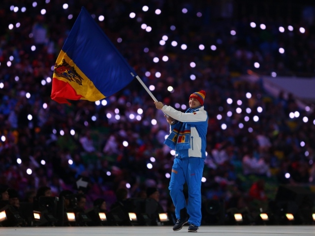 Флаг команды Молдавии на арене на открытии Олимпиады в Сочи