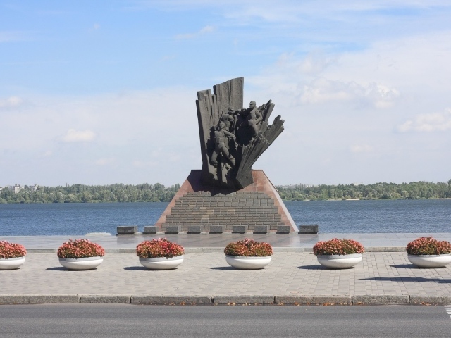 Памятник на набережной Днепропетровск