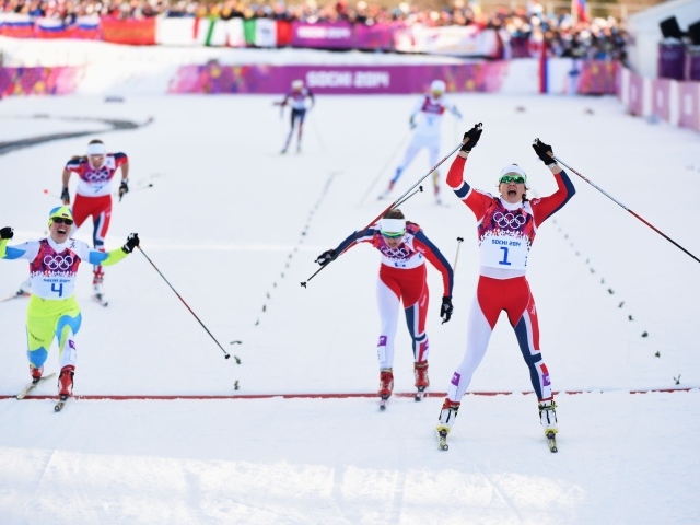 Обладательница золотой медали норвежская лыжница Майкен Касперсен Фалла на олимпиаде в Сочи 2014