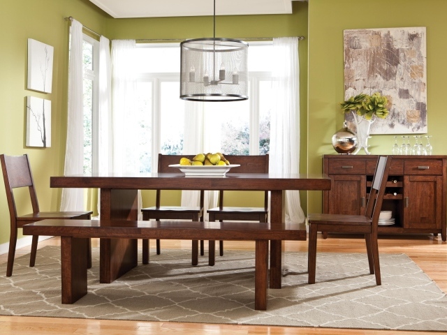 Оливковые стены в столовой