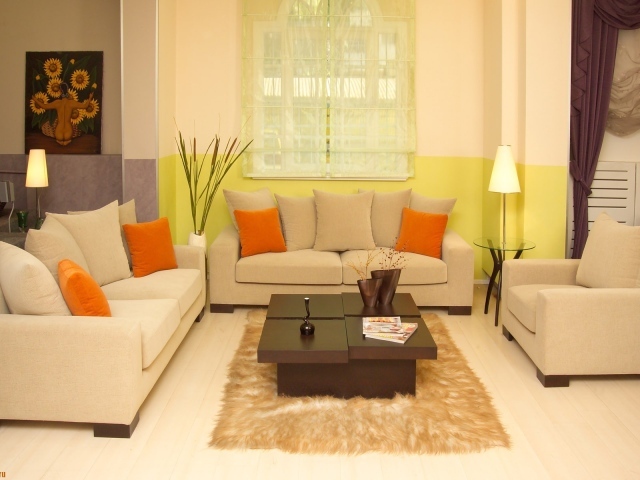 Оранжевые подушки в гостиной