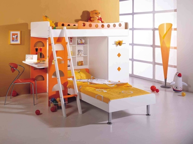 Оранжевая стена в детской комнате