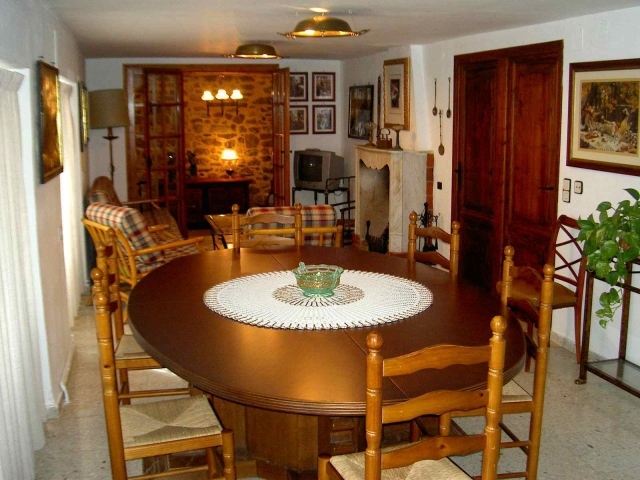 Овальный стол в столовой