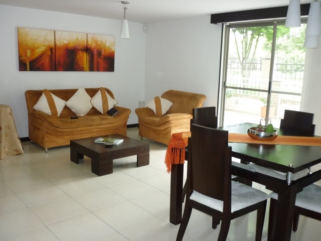 Картины на стене в столовой