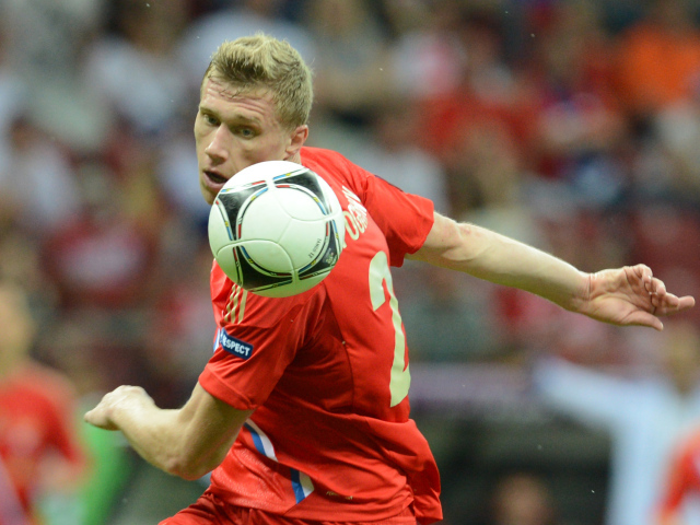 Павел Погребняк игрок сборной России отбивает мяч