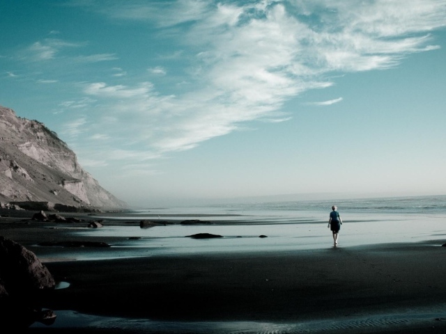 Фотография женщины на берегу моря