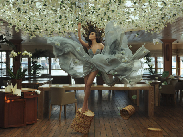 Фотография брюнетка и цветы