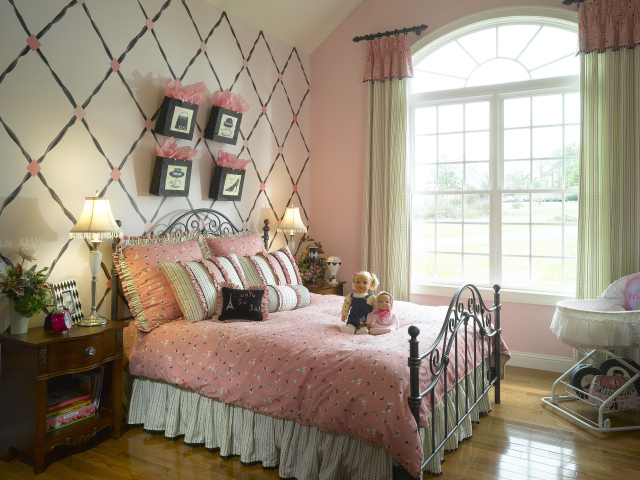 Розовые стены в спальне