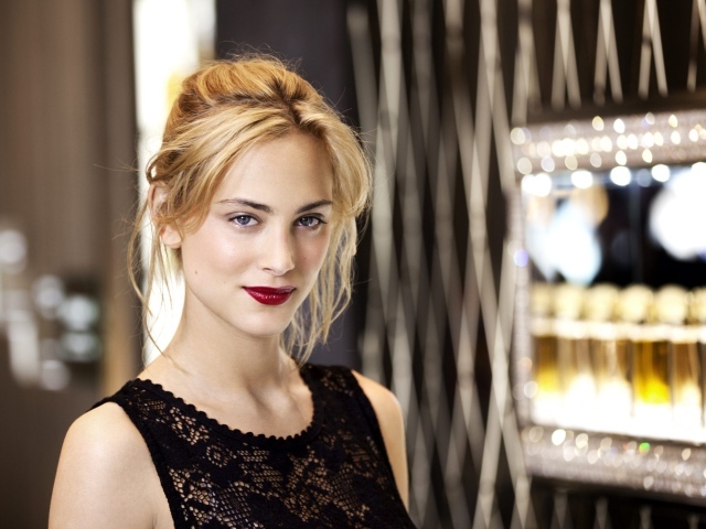 Популярная Нора Арнезедер