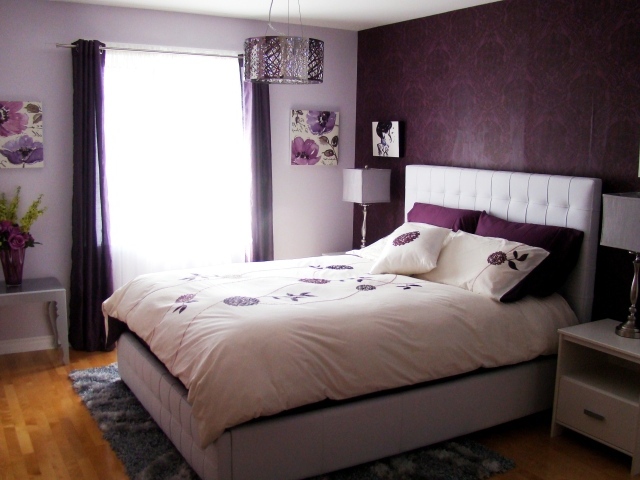 Фиолетовая стена в спальне