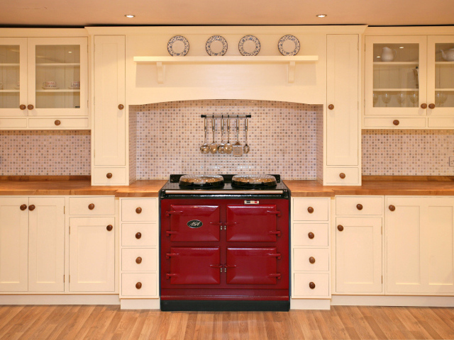 Красная печь в кухне