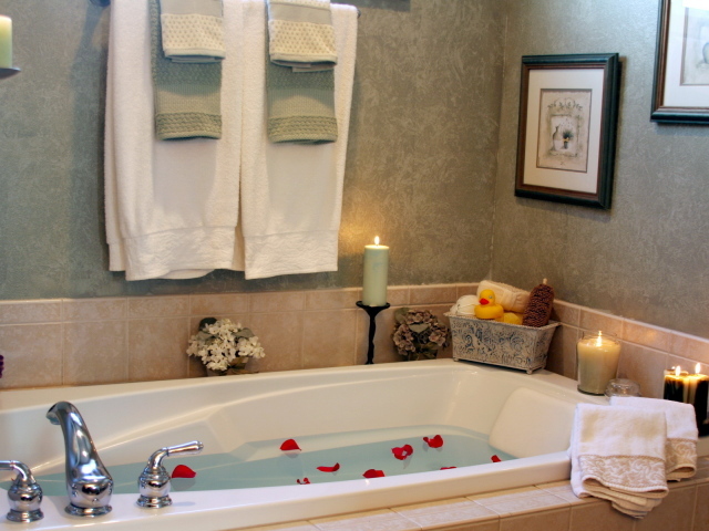 Лепестки розы в ванной