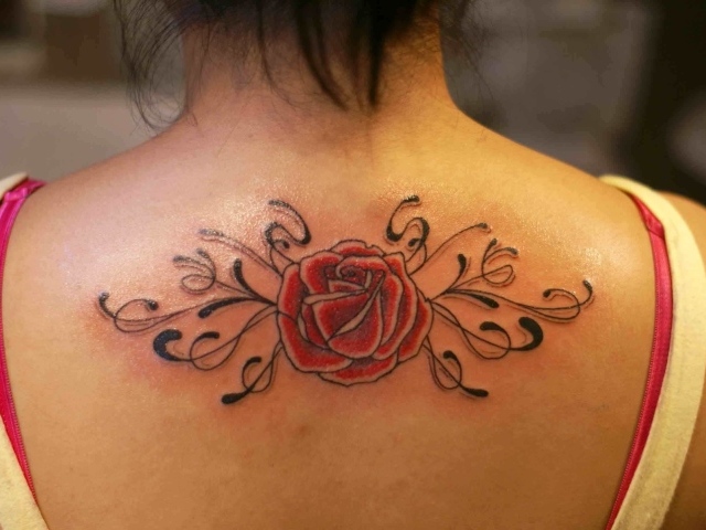 Роза тату на спине