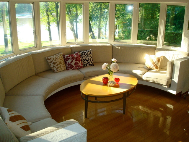 Круглая веранда с диваном